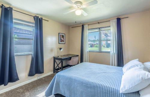 Spacious Home - Pet Friendly with Fenced Backyard - Foto 20