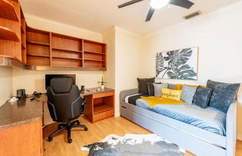 Colorful Home - Pool - Game Room - Basketball Court - BBQ & More - Photo 17