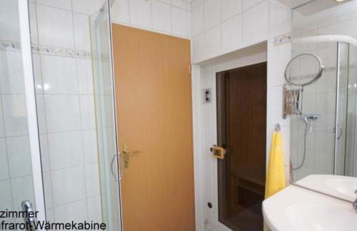 6 Personen Ferienhaus mit 4 Schlafzimmern, Infrarotwaermekabine, mit Blick auf den Weltschiffahrtsweg in Otterndorf - Foto 11