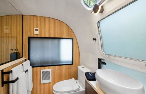 Luxury Airstream w hot tub, king bed, & grill - Foto 17