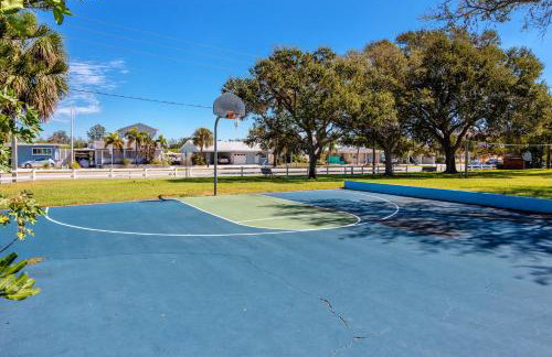 Redington Beach Retreat - Immaculate Beach Condo with Water Views, Pool, Hot Tub - Foto 44