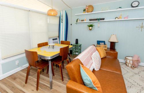 Mid-Century Modern Themed Home with Outdoor Hot Tub - Foto 60