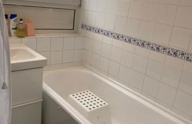 Luxury 3 Bedroom Flat with Garden - Photo 13