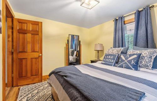 Spacious Accessible Waterfront Retreat with Hot Tub - Foto 26