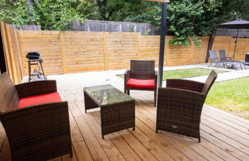 Luxe Retreat, Modern Gem with Private Backyard Oasis - Foto 45