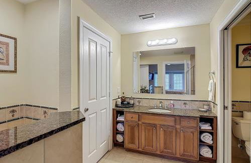 3-BR Condo with Dreamy Balcony Views, Walk to Pool - Foto 18