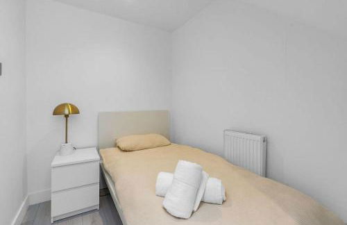 West Lothian 5 Beds + car space - Photo 33