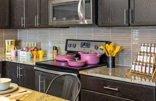 Beautiful Apt in Downtown W/ Pool | Parking - Foto 13