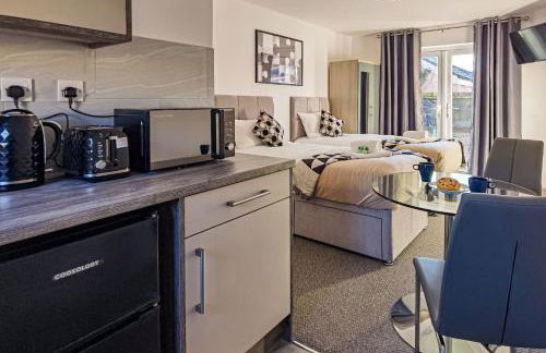 4 Bedroom 4 Bathroom Contractor House with Secure Locks on Each Bedroom Managed by Your Lettings Short Lets & Serviced Accommodation Peterborough including FREE Parking and WiFi - Foto 21