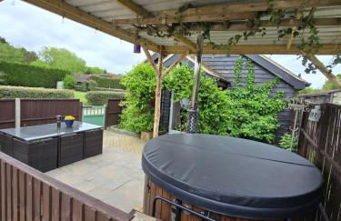 Oak Cottage with private log fired hot tub - Foto 6