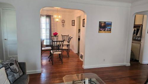 Chic City Charming Bungalow with all the Amentities Great Family Getaway! - Foto 5