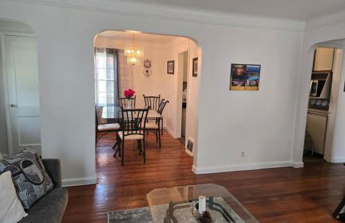 Chic City Charming Bungalow with all the Amentities Great Family Getaway! - Foto 5