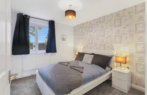 Spacious 4 Bedroom House with Parking - Foto 60