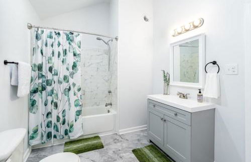 Loft Cabin w, Hot Tub, Fire Pit, Huge Deck & WiFi! - Foto 12