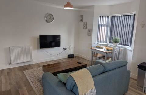 1 Bed Apartment Sleeps 2 - Parking & Wifi - Photo 1