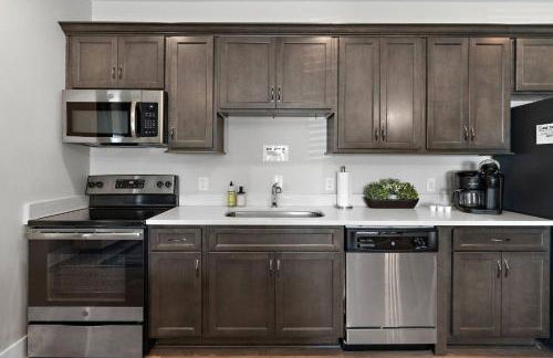 *NEW* Charm on Church ~ Cozy, Modern, Downtown Apt - Foto 16