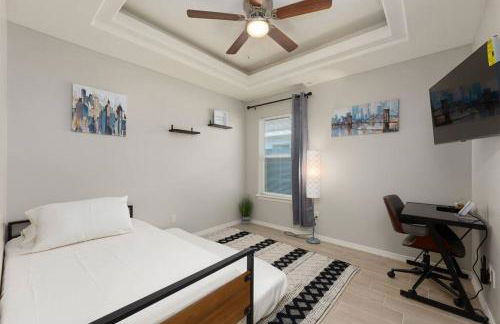 Cozy 3 Bed 2 Bath Apartment, Near Shopping Plazas, Expressway and Free Parking - Photo 10