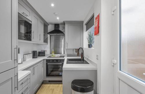 Albert House - Near the High Street - Free Parking, Garden, Fast WiFi and Smart TV by Yoko Property - Foto 9