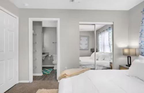 Stylish 2BR in Downtown, Pool Gym, near Airport - Foto 19