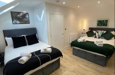 The Hughenden Home - Spacious 2BR Duplex with 2 Bathrooms & Free Secure Underground Parking in Central High Wycombe HP13, Sleeps 7 - Foto 3