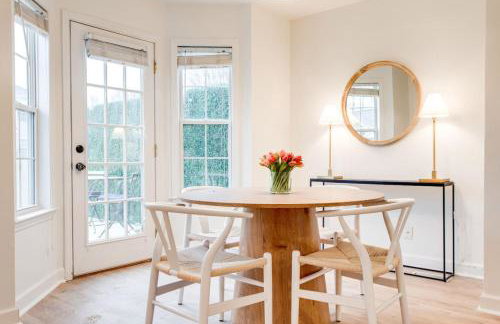 Stylish New 3BR 2.5BA Fire Pit Fence yard - Foto 29