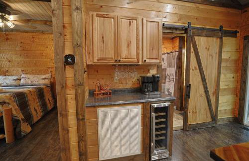 2BR Fishing Cabin w Fire Pit, Hot Tub, EV Charger - Foto 16