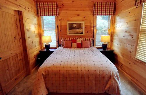 Water's Edge, Covered Porch, Deep Creek as your Backyard Haven, Hot Tub, Pool Table, Fire Pit, Close to Town & Entrance to National Park - Foto 24