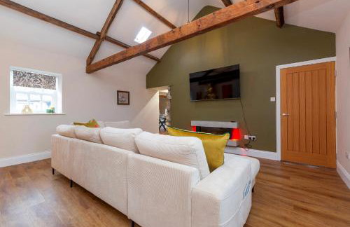 Luxury Barn - Hot Tub, Views, Stunning Location! - Pass the Keys - Photo 7