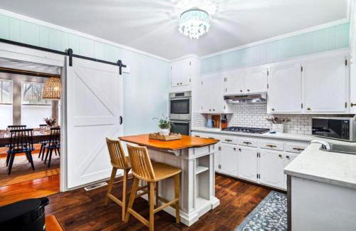 Roberson House Private Pool Walk to DT Sleeps 12 - Foto 39