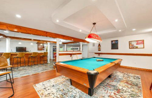 White Mountain Retreat with Theater, Fire Pit, Game Room and River Access - Foto 2