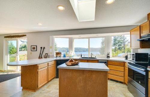 Hoodsport Vacation Rental w/ Deck & Canal Views! - Foto 10