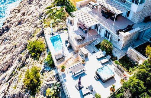 Blue Views Villa with Heated Pool and Jacuzzi - Photo 2
