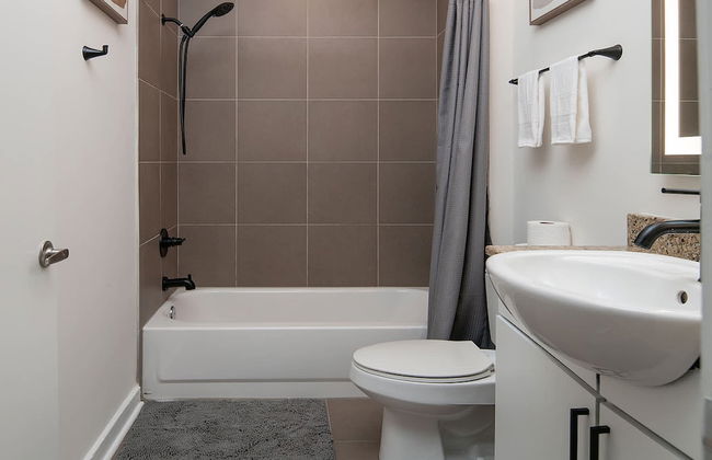 Uptown 1st Ward Corner Unit Superior 2BD Apt - Foto 27