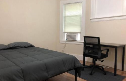 Spacious and private apartment with 3 bedrooms and 1 bathroom near Newark International Airport EWR and New York City, MetLife Stadium FIFA World Cup 20 minutes away - Foto 3