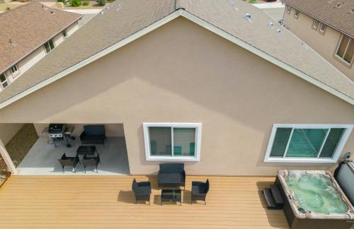 Stunning Views + Hot Tub + Location! 3 bed/3 bath - Foto 40