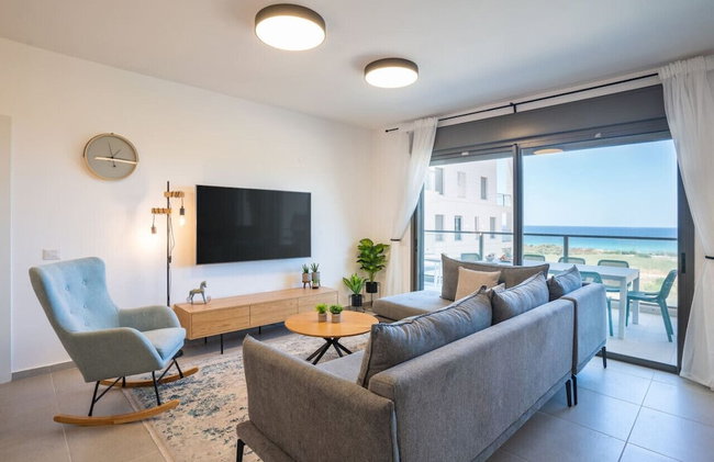 Stylish Seaside Escape with Balcony by Sea N' Rent - Foto 2