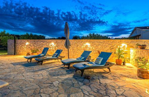 Holiday House Paula sa privatnim grijanim bazenom na mirnoj lokacija blizu mora - Foto 49