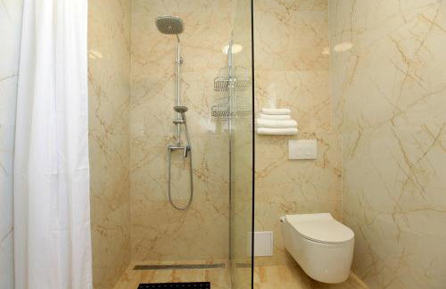 Modern 2-Bed Apt, Late check in available - Photo 32