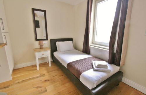 Central Studios Gloucester Road by RoomsBooked - Free Parking - Photo 6
