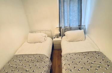 Bright 3 bedroom house with private garden near Edinburgh - Woodside home - Foto 13