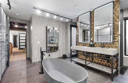 NEW Luxury Concrete Home Just Minutes from the Beach - Foto 28