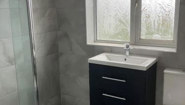 3 Bedroom home, with 4 beds, parking, walk to station & town centre families and business visitors welcome - Foto 4