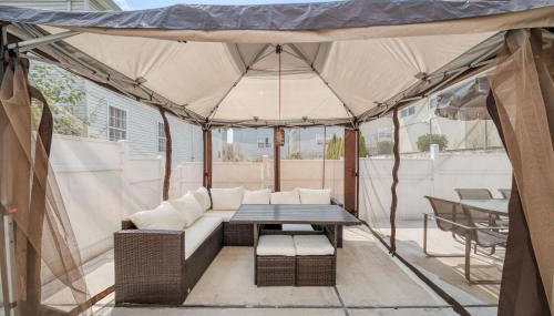 Newark Gem Ruby 3BR, 3BA - Sleeps 14 - Walk to Prudential Center and Newark Penn Station, Near EWR and American Dream Mall, includes Parking - WiFi - Laundry - Backyard - Gym - Foto 2