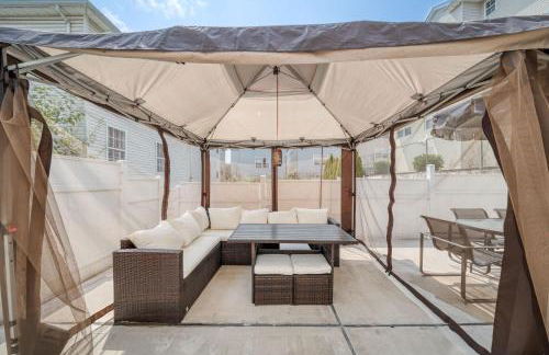 Newark Gem Ruby 3BR, 3BA - Sleeps 14 - Walk to Prudential Center and Newark Penn Station, Near EWR and American Dream Mall, includes Parking - WiFi - Laundry - Backyard - Gym - Foto 2