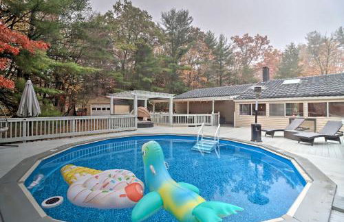 Pocono Home with Hot Tub, Fireplace and Game Room! - Foto 35