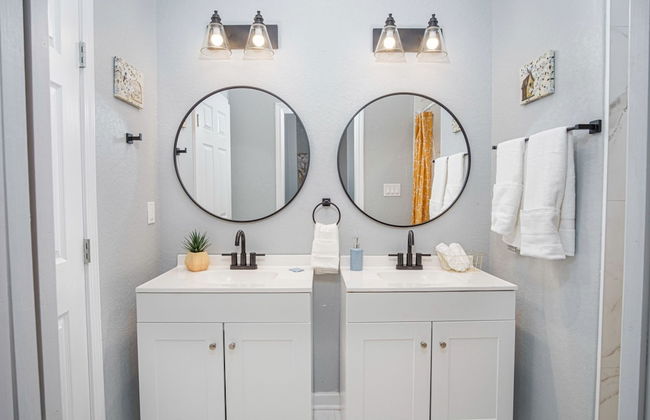 Inviting 4BR 2BA Near Downtown Riverwalk - Foto 13