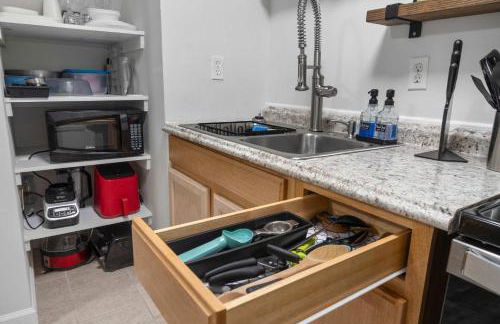 6 Min to North Hills - Private deck - In Unit Washer and Dryer - Foto 15