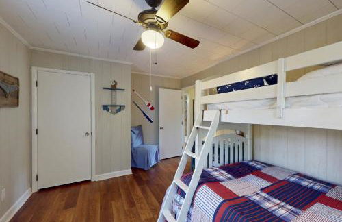 3rd-row beach cottage with ocean views, beach access, deck, & grill - Foto 12