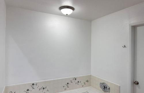 Venice Beach Lux Retreat Coastal Apartment Haven - Photo 6