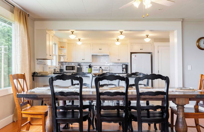 Private Beach Access + Water Views! Sleeps 18, Historic 6bdr Farmhouse w/ Deck - Foto 14